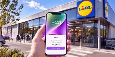 Mobil v ruce před supermarketem Lidl 