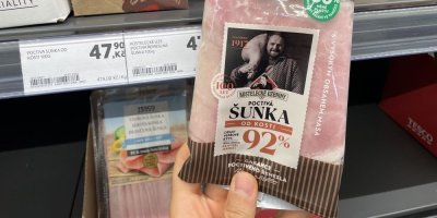 Balení šunky v rukou