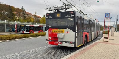 Trolejbus na zastávce