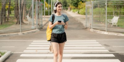 Žena ve sportovním oblečení při chůzi