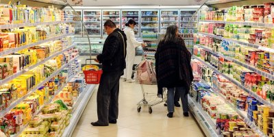 Lidé nakupující v supermarketu