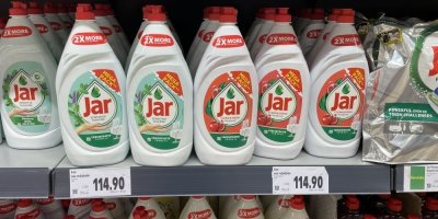 Jar na nádobí v supermarketu