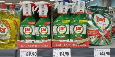 Prostředek na nádobí Jar v supermarketu