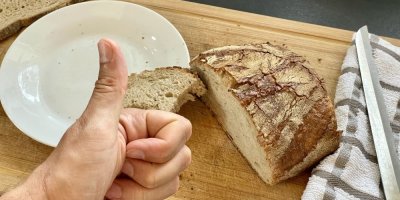 Zvednutý palec nad chlebem