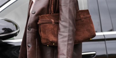 Hnědá semišová kabelka přes rameno v podzimním outfitu