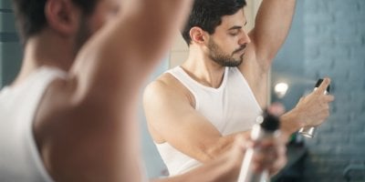 Muž používá antiperspirant