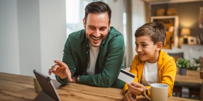 Muž s chlapcem se dívají na tablet