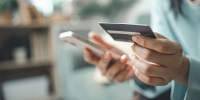Žena provádí platbu kartou přes mobilní telefon