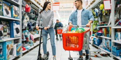 Žena nakupuje v supermarketu s koloběžkou