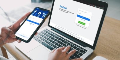 Facebookový účet na telefonu a notebooku při přihlašování