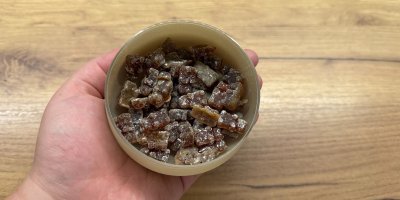 Pastilky do krku obalené ve škrobu