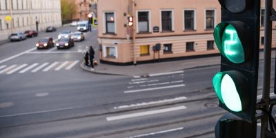 Křižovatka a zelený signál na semaforu