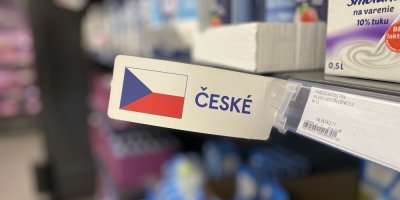 Označení českého výrobku v regálu supermarketu