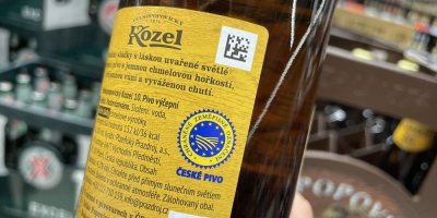 Etiketa na obalu piva Kozel s chráněným zeměpisných označením České pivo