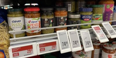 Bazalková a rajčatová pesta v supermarketu