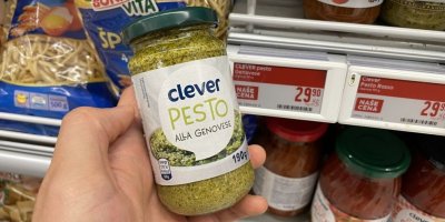 Bazalkové pesto v supermarketu