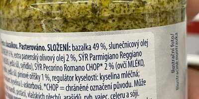 Etiketa na sklenici bazalkového pesta