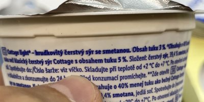 Etiketa na kelímku cottage sýru