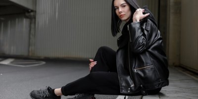 Modelka oblečená v oversized černé kožené bundě