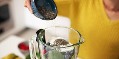 Chia semínka přidávaná do smoothie