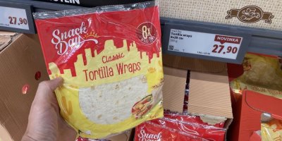 Balená tortilla v rukou