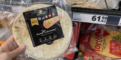 Balená tortilla v rukou