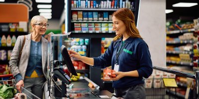 Žena u pokladny v supermarketu