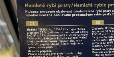 Etiketa na obalu rybích prstů