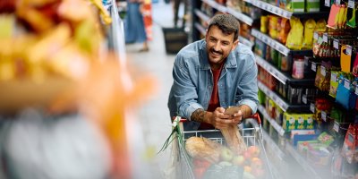 Muž nakupuje v supermarketu