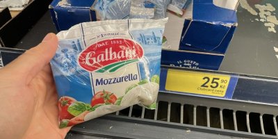 Galbani mozzarella v rukou
