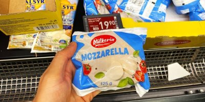 Mozzarella v rukou