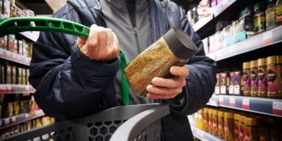 Zákazník nakupuje instantní kávu