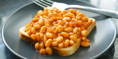 Fazole v tomatě na toastu