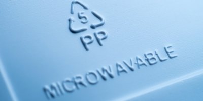 Detail modré plastové krabičky s nápisem microwavable