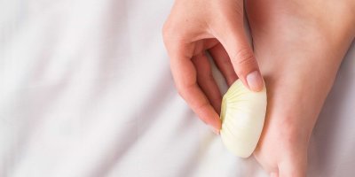 Vkládání rozkrojené cibule do ponožky