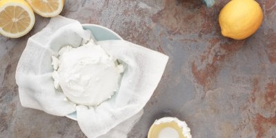 Mascarpone v misce s plátnem, okolo citrony