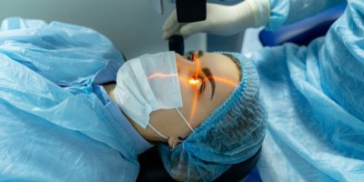 Žena podstupuje laserovou operaci očí