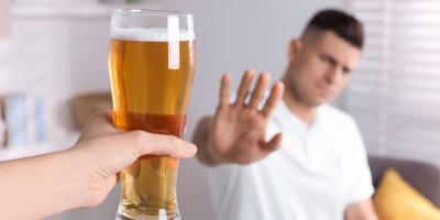 Muž odmítá sklenici piva