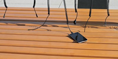 Smartphone nabíjející se v nabíjecí stanici