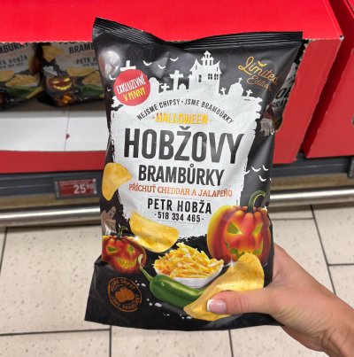 Halloweenská edice Hobžovy brambůrky s příchutí cheddar a jalapeňo, exkluzivně v PENNY