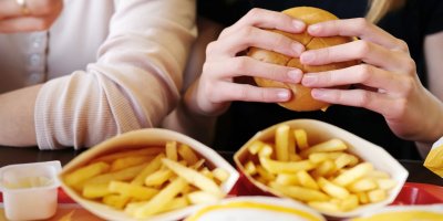 Lidé jí burger a hranolky