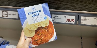 Hotový segedínský guláš v supermarketu