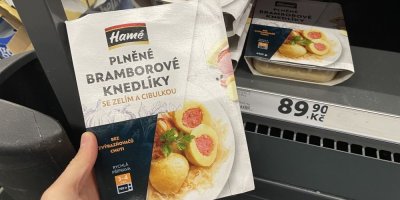 Hotové plněné bramborové knedlíky se zelím a cibulkou v supermarketu