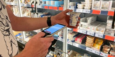 Zákazník v supermarketu skenuje zboží 