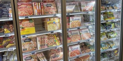 Mražené pizzy v supermarketu