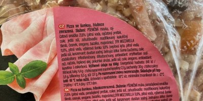Etiketa na obalu mražené pizzy