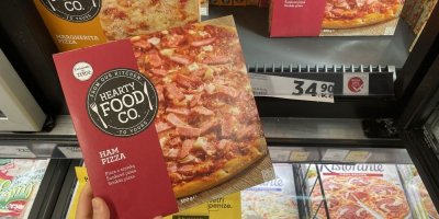 Mražená pizza v supermarketu