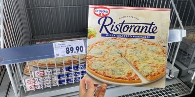Mražená pizza v supermarketu