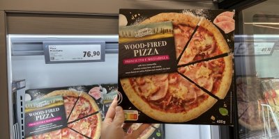 Mražená pizza v supermarketu