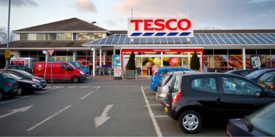Parkoviště před supermarketem Tesco